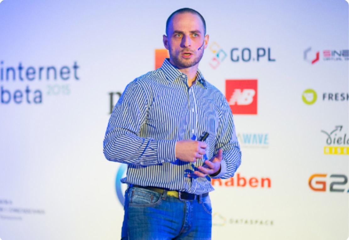 Marcin Łukiańczyk podczas wystąpienia na konferencji Internet Beta